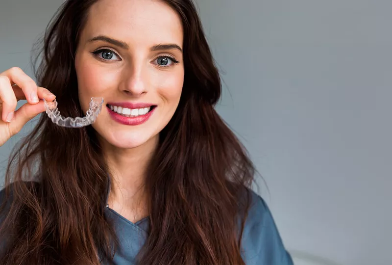 Neviditelná rovnátka _ clinic for smile